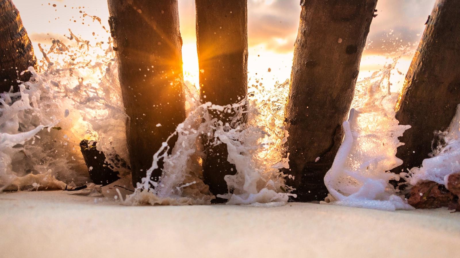 Die Schönheit des Sonnenaufgangs am Strand erleben